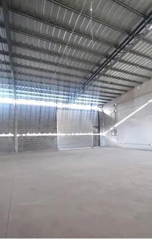 Nave industrial amplia y vacía
