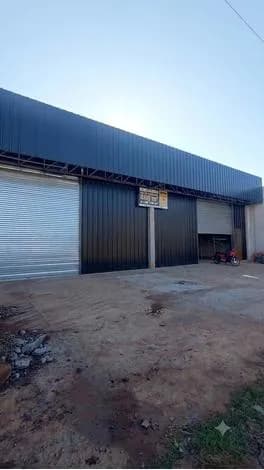 Galpón industrial con persianas metálicas