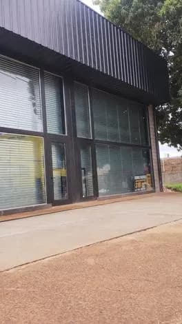 Fachada de local comercial moderno