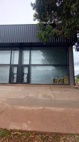 Fachada de local comercial moderno