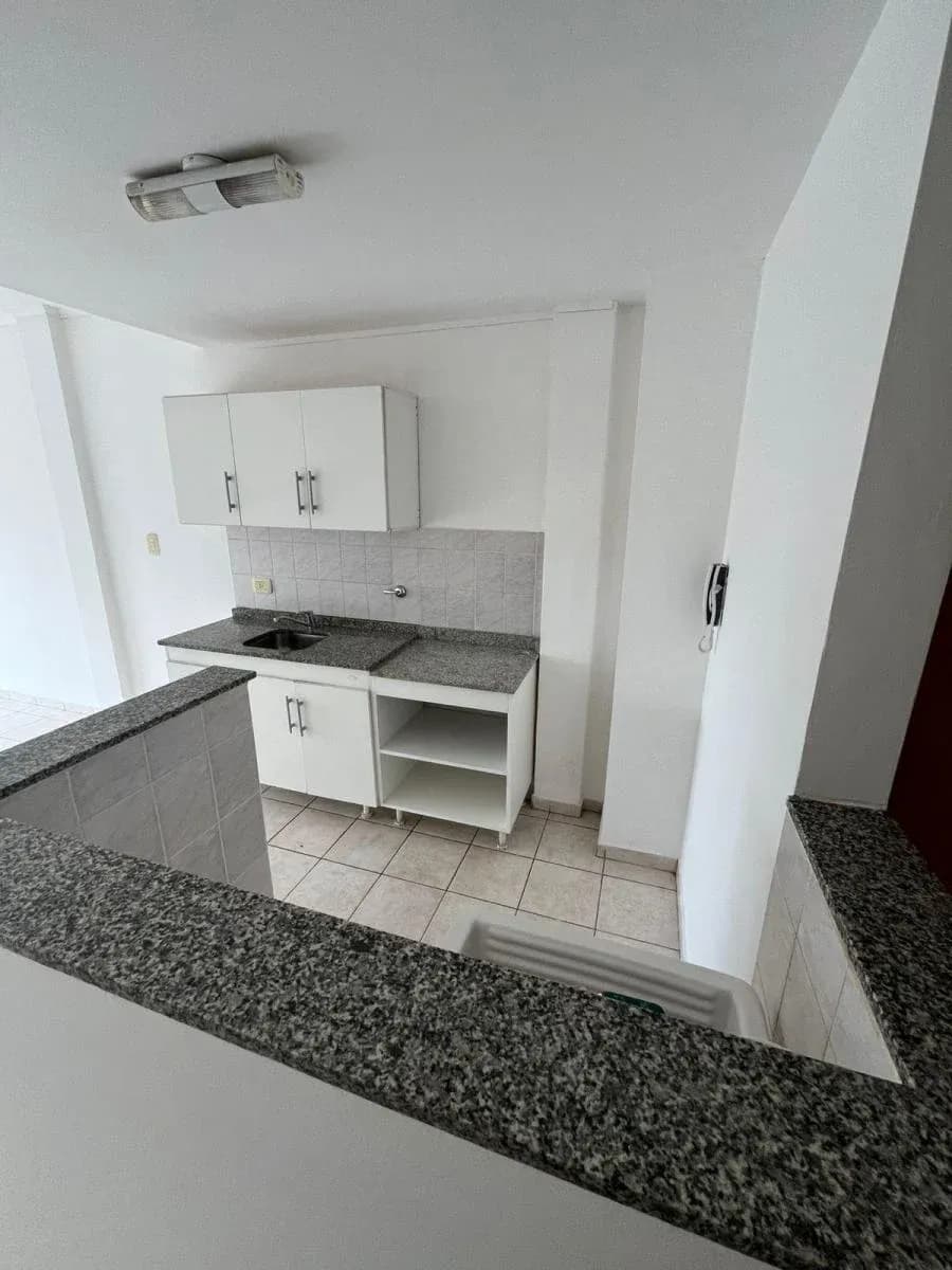 Cocina pequeña con mesada de granito