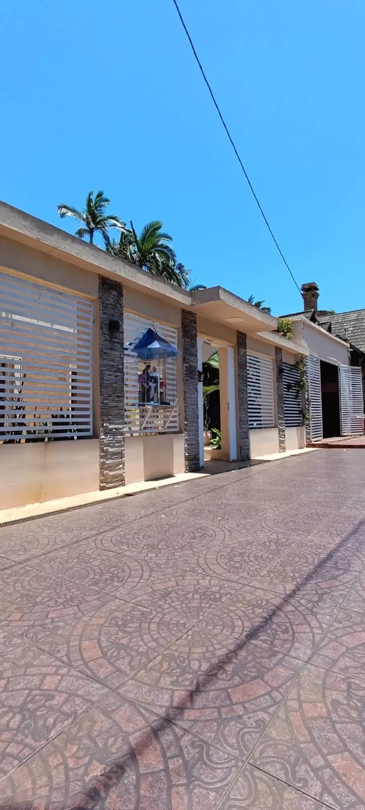 Fachada moderna con patio pavimentado