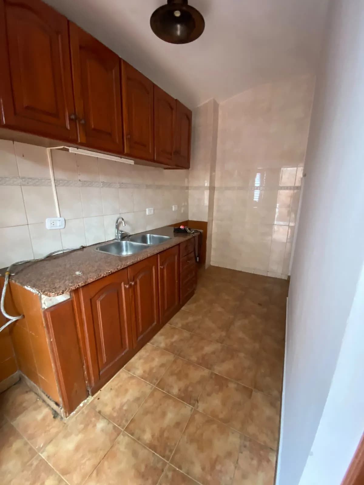Cocina alargada con muebles de madera