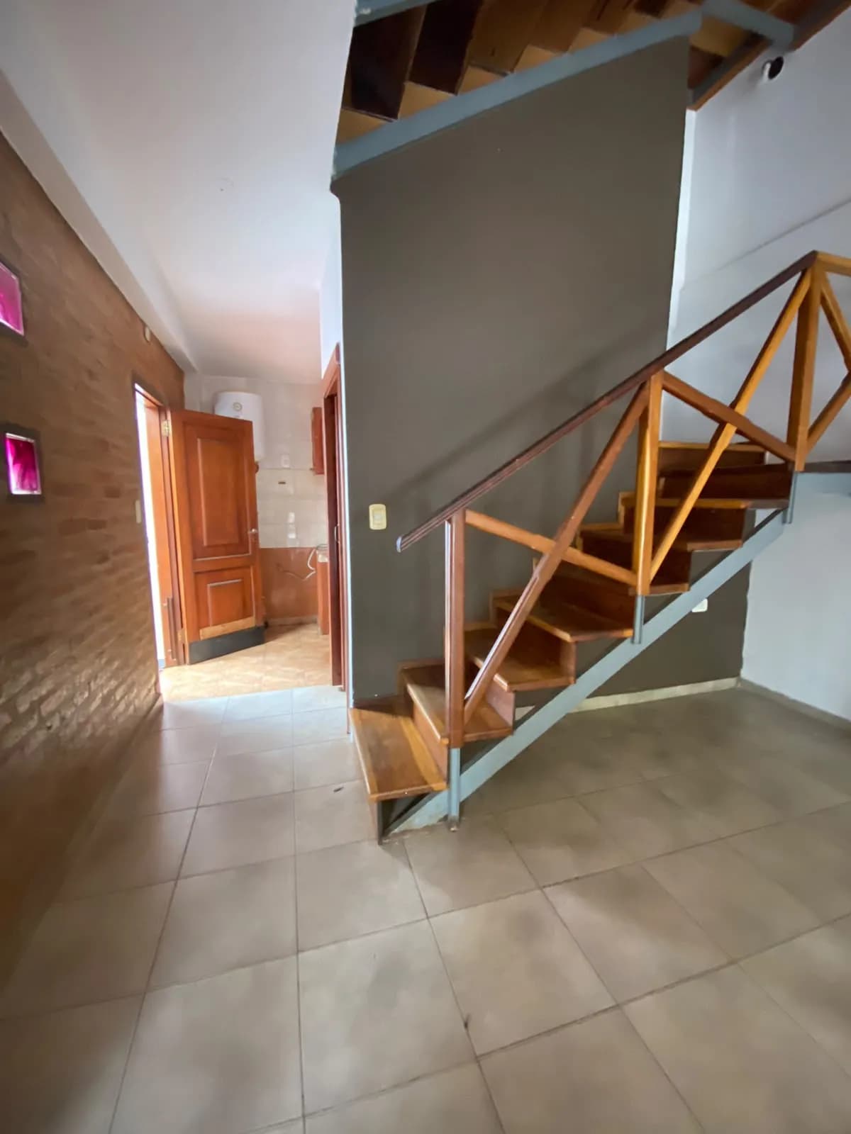 Pasillo con escalera de madera