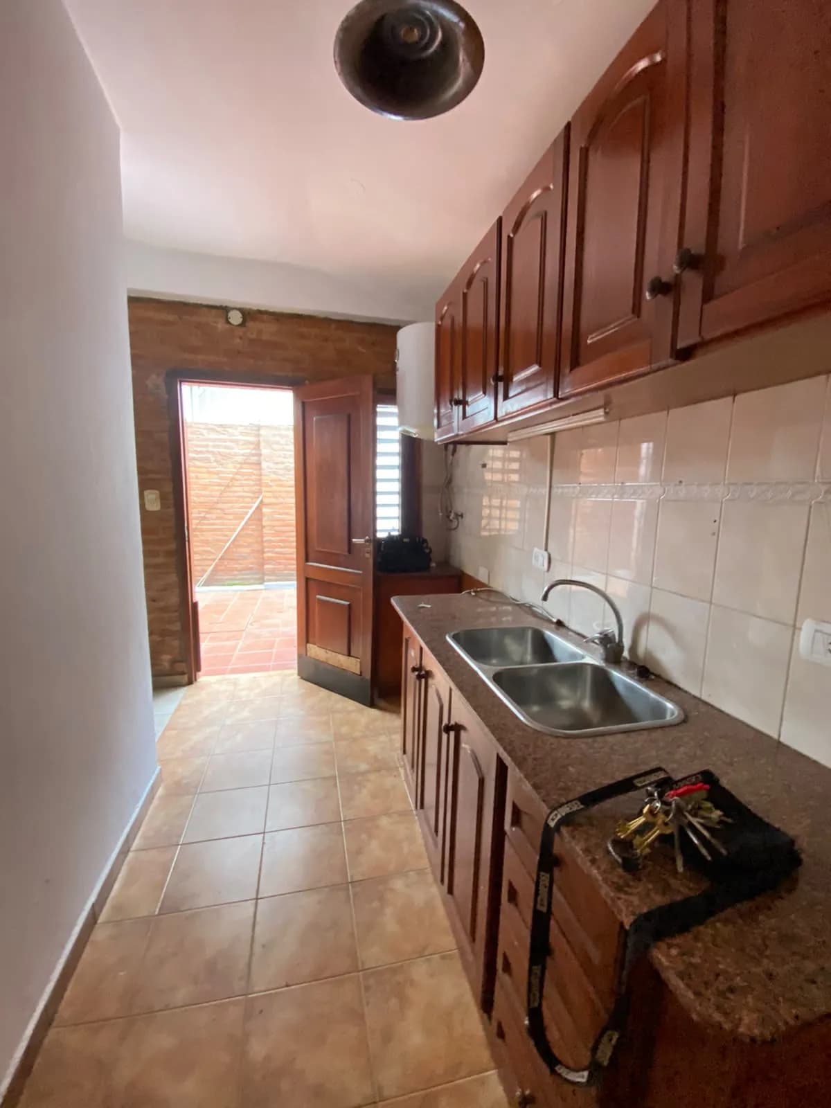 Cocina alargada con salida al patio