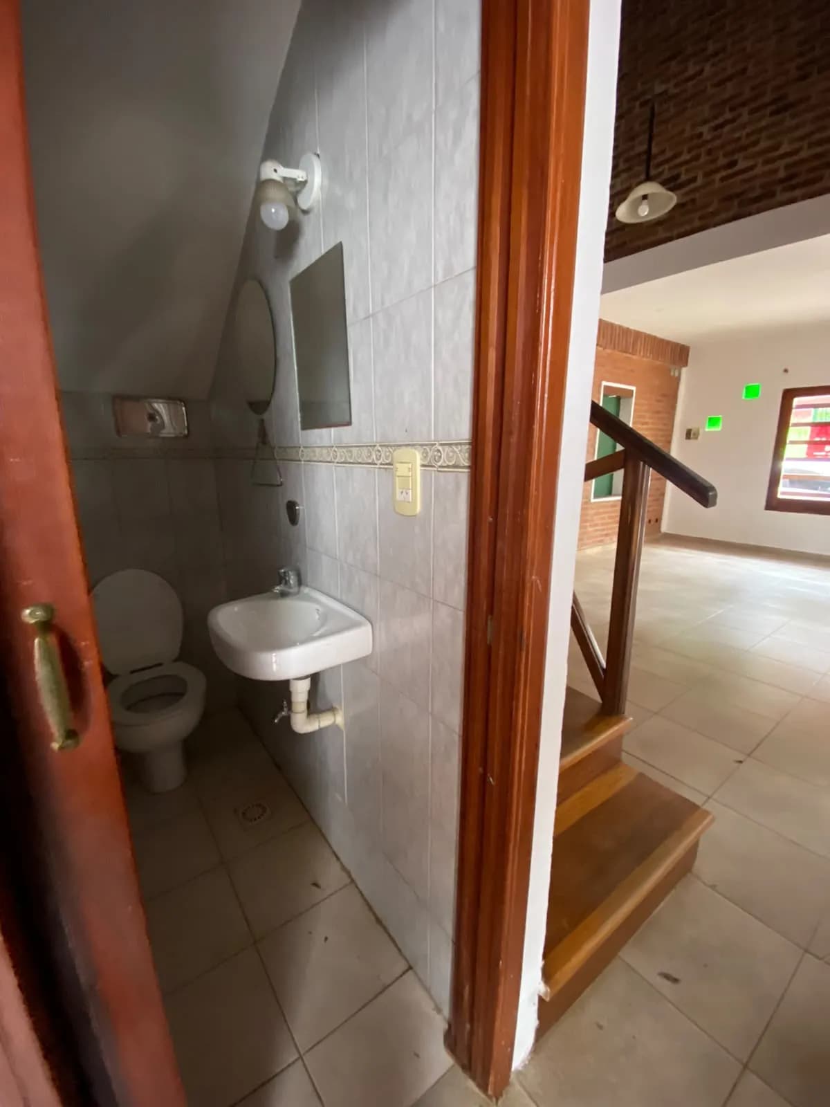 Pequeño baño bajo la escalera