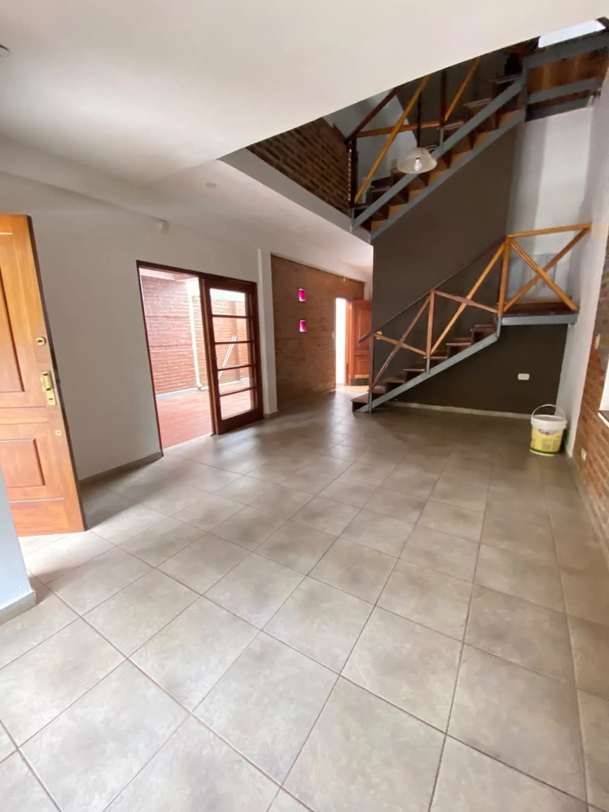 Amplia sala de estar con escalera