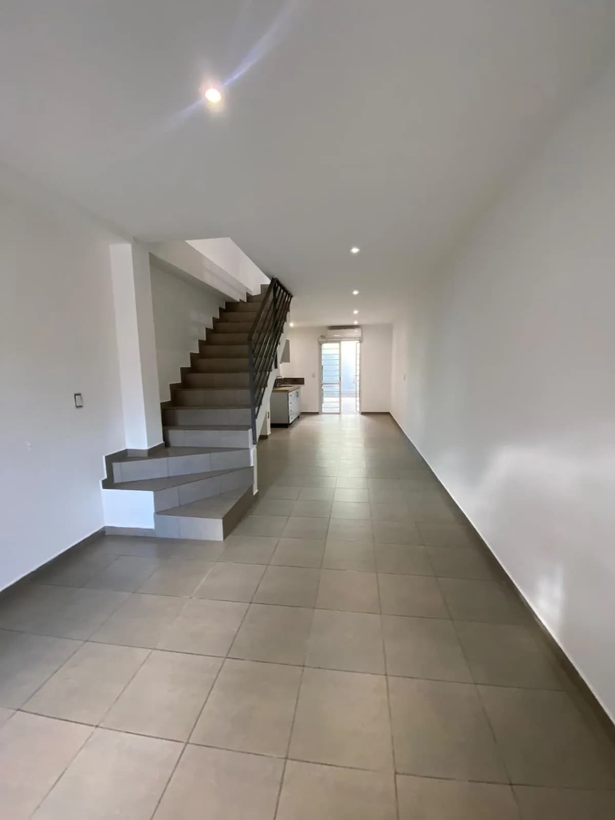 Espacio amplio y luminoso con escalera