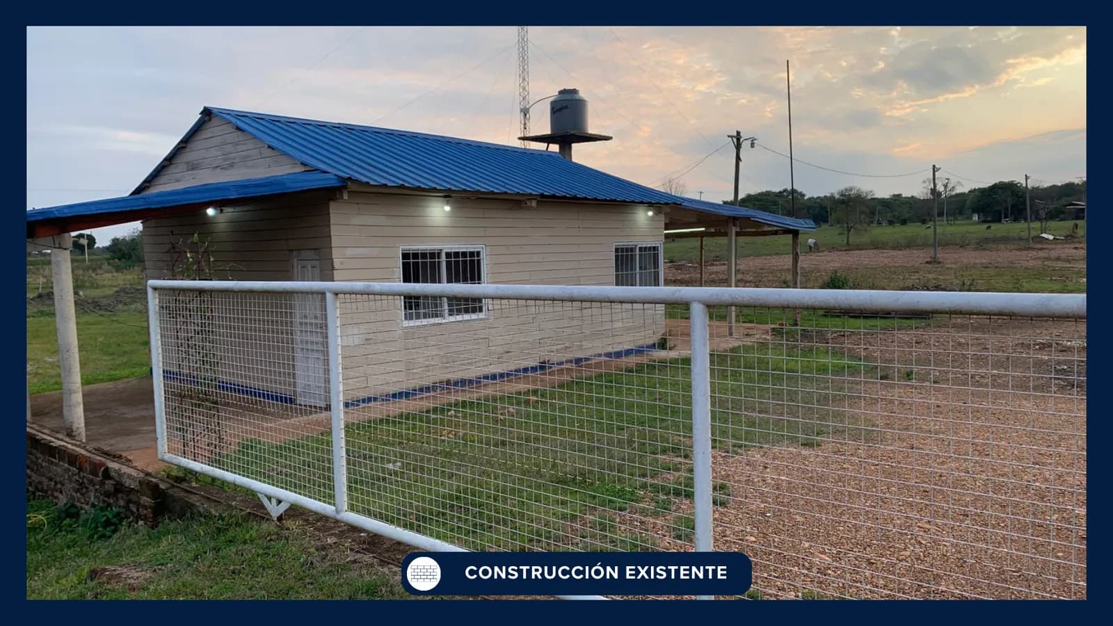 Casa rural sencilla con techo azul