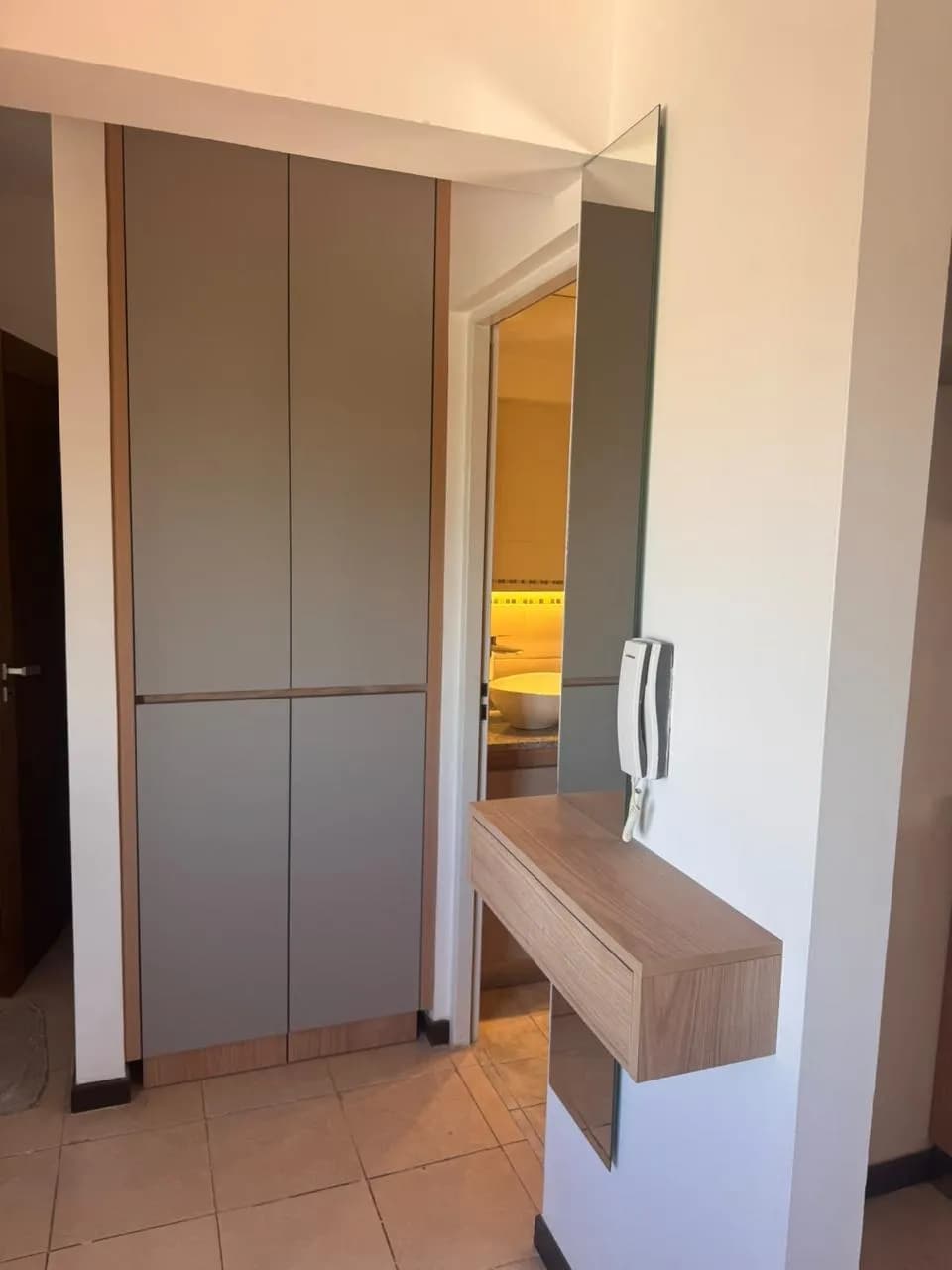 Recibidor moderno con mueble flotante