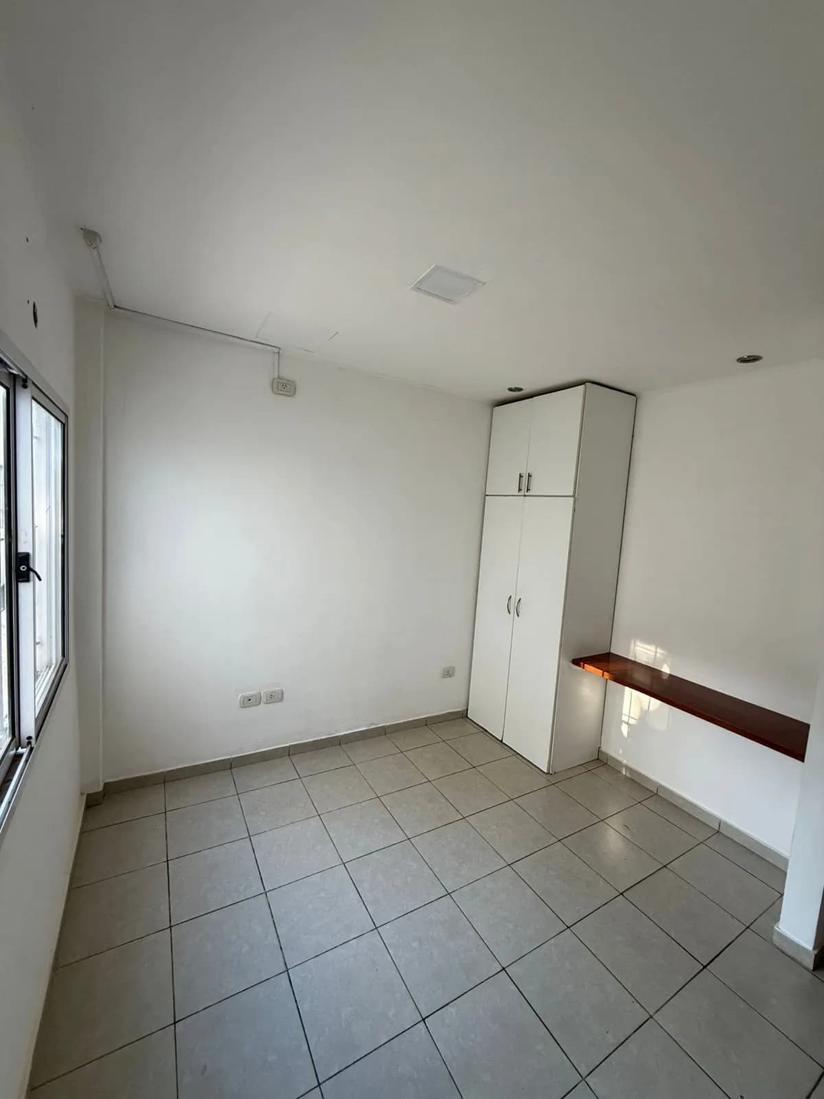 Dormitorio vacío con placard blanco
