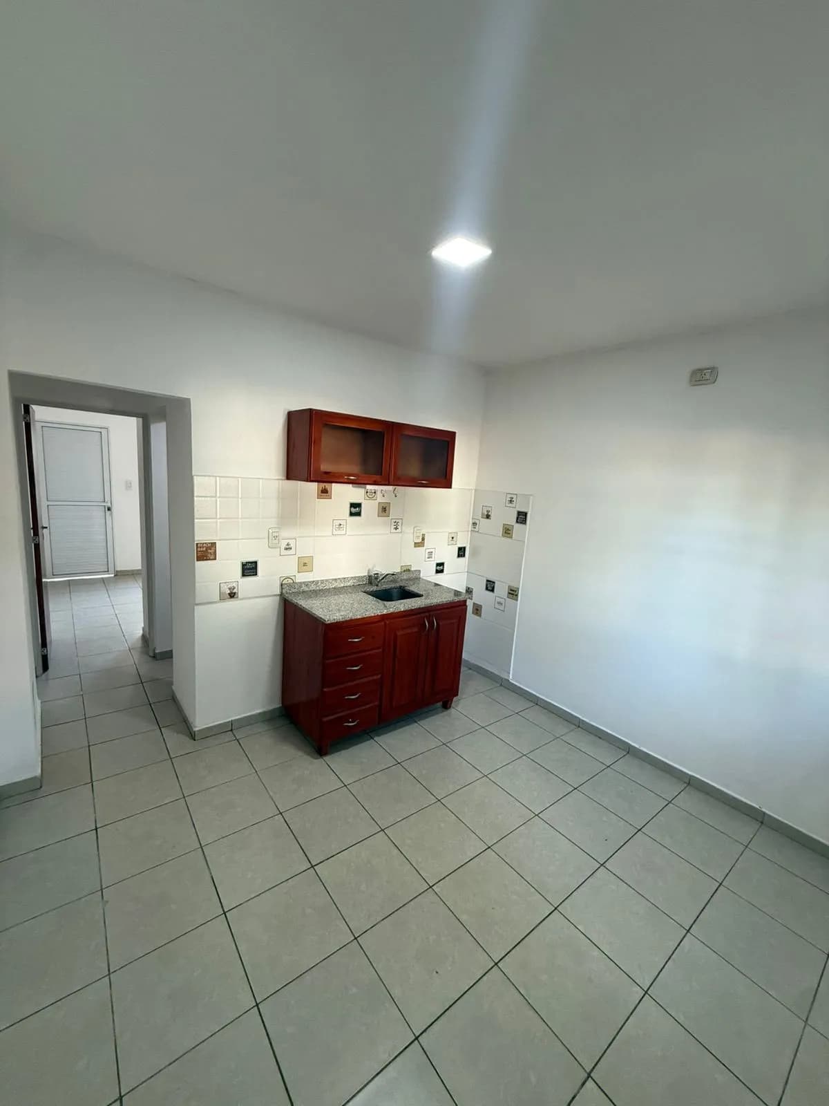 Cocina compacta con muebles de madera