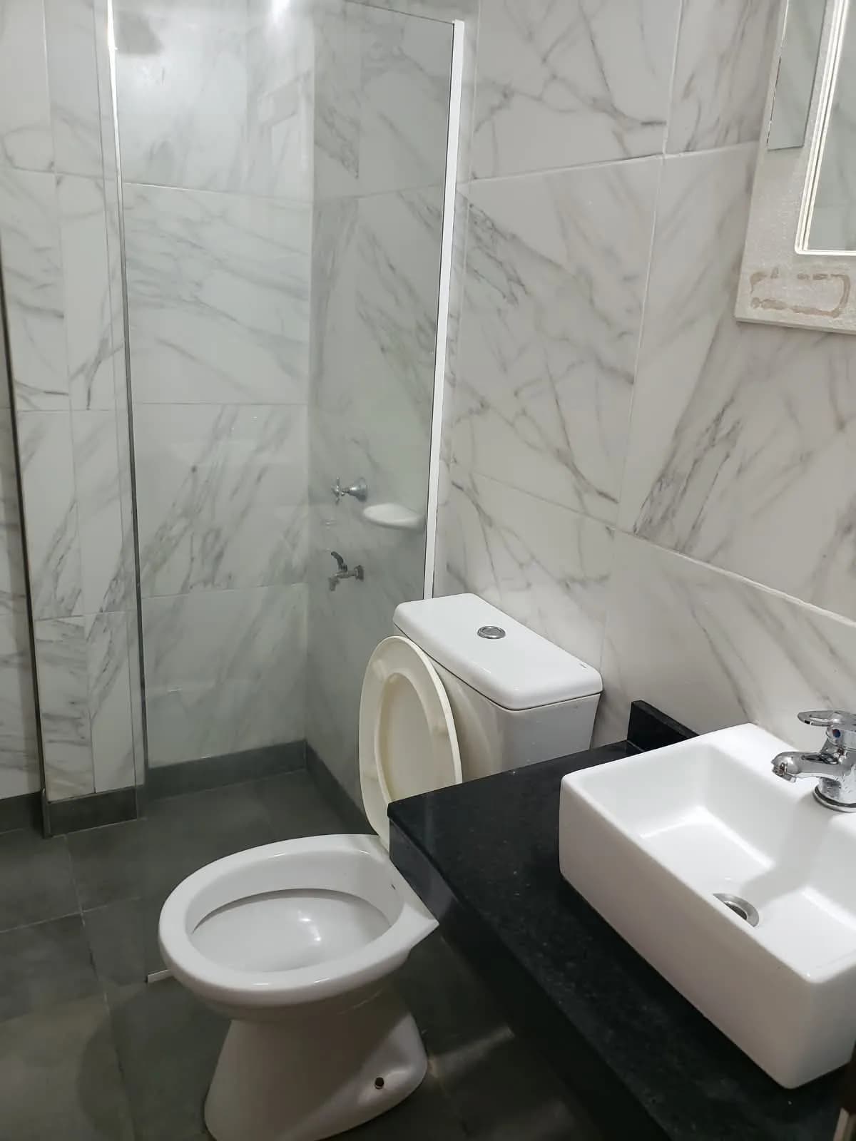 Baño moderno con acabados de mármol