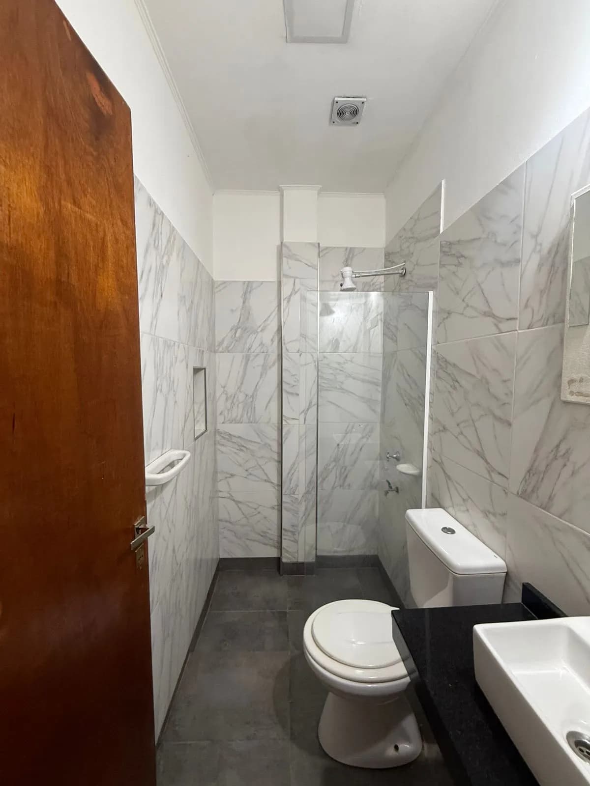 Baño moderno revestido en mármol