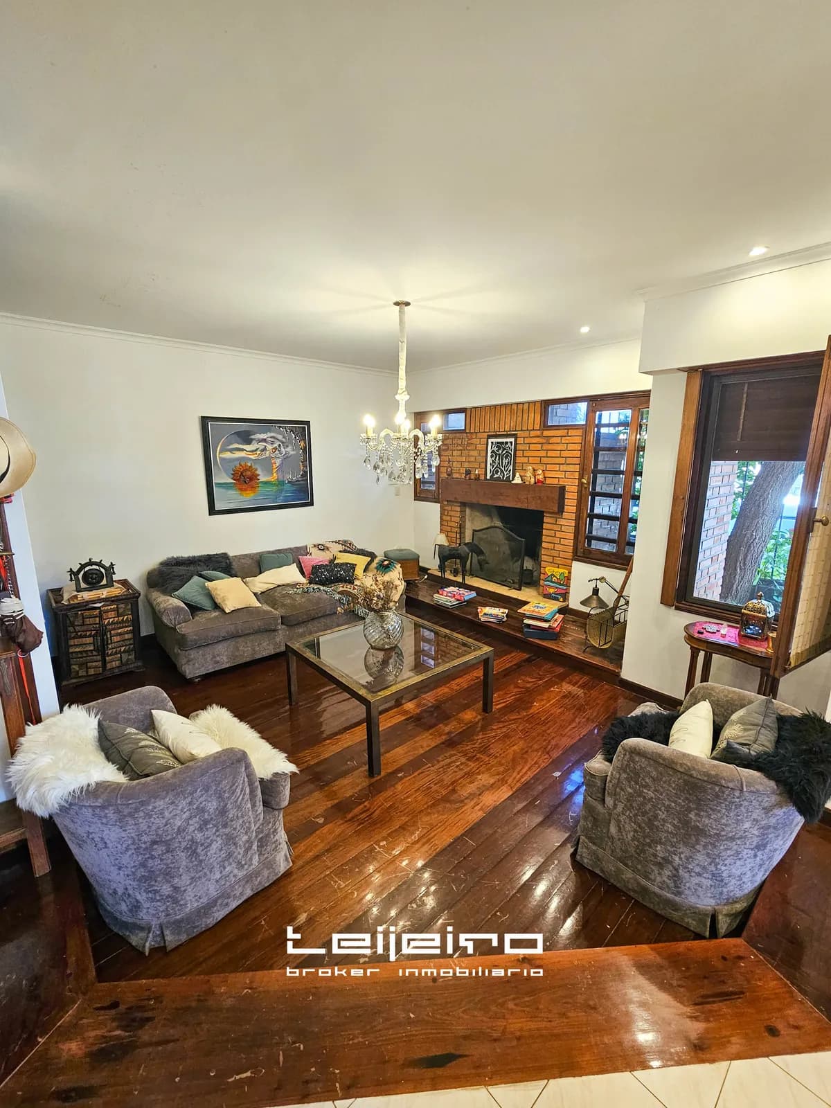 Cálido living con chimenea de ladrillo