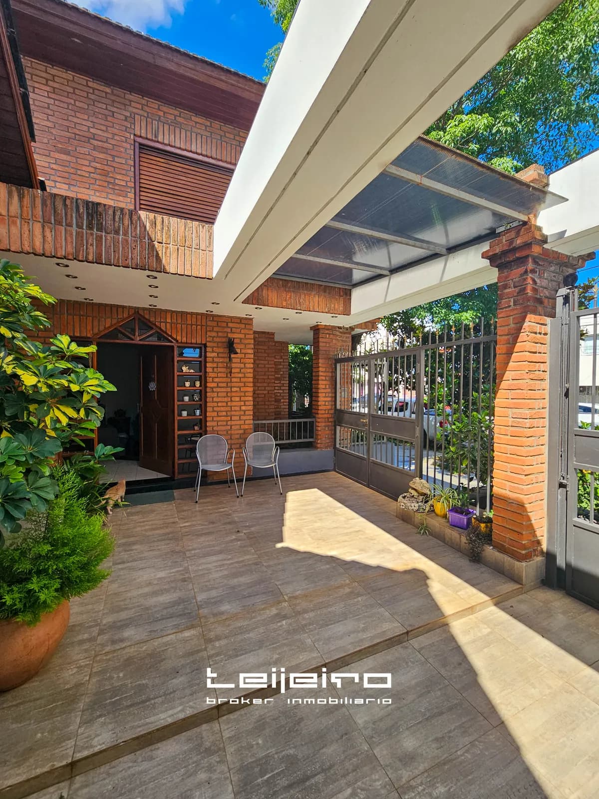 Entrada de casa de ladrillo visto