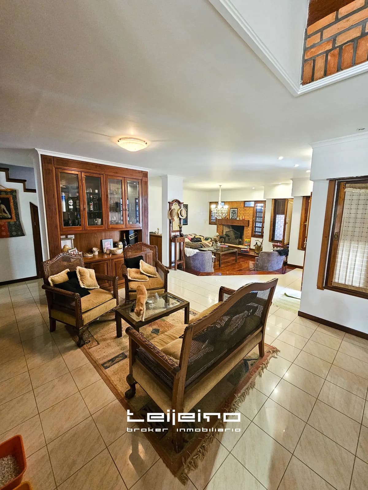 Amplio living con muebles de madera