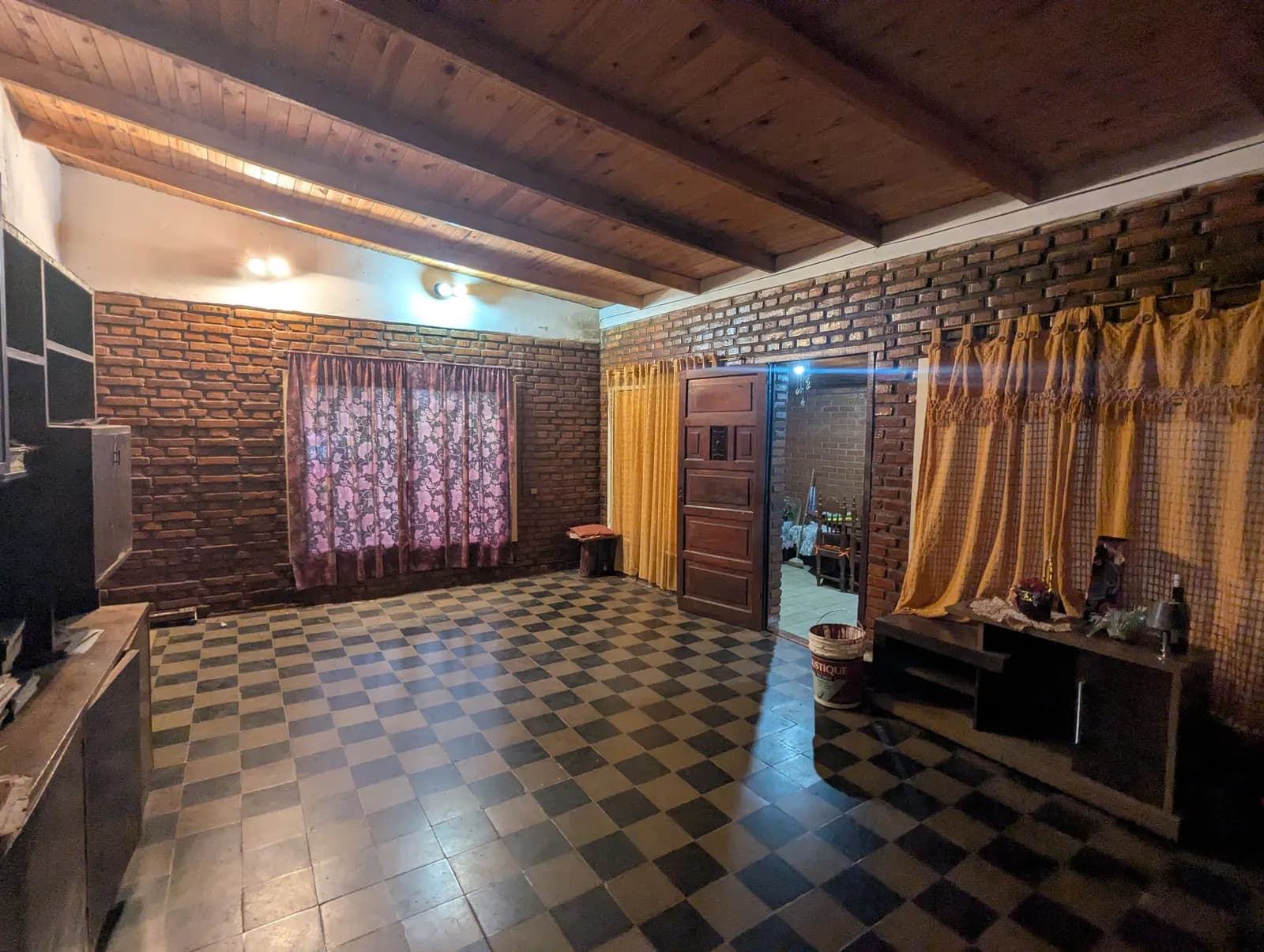 Salón rústico con techo de madera