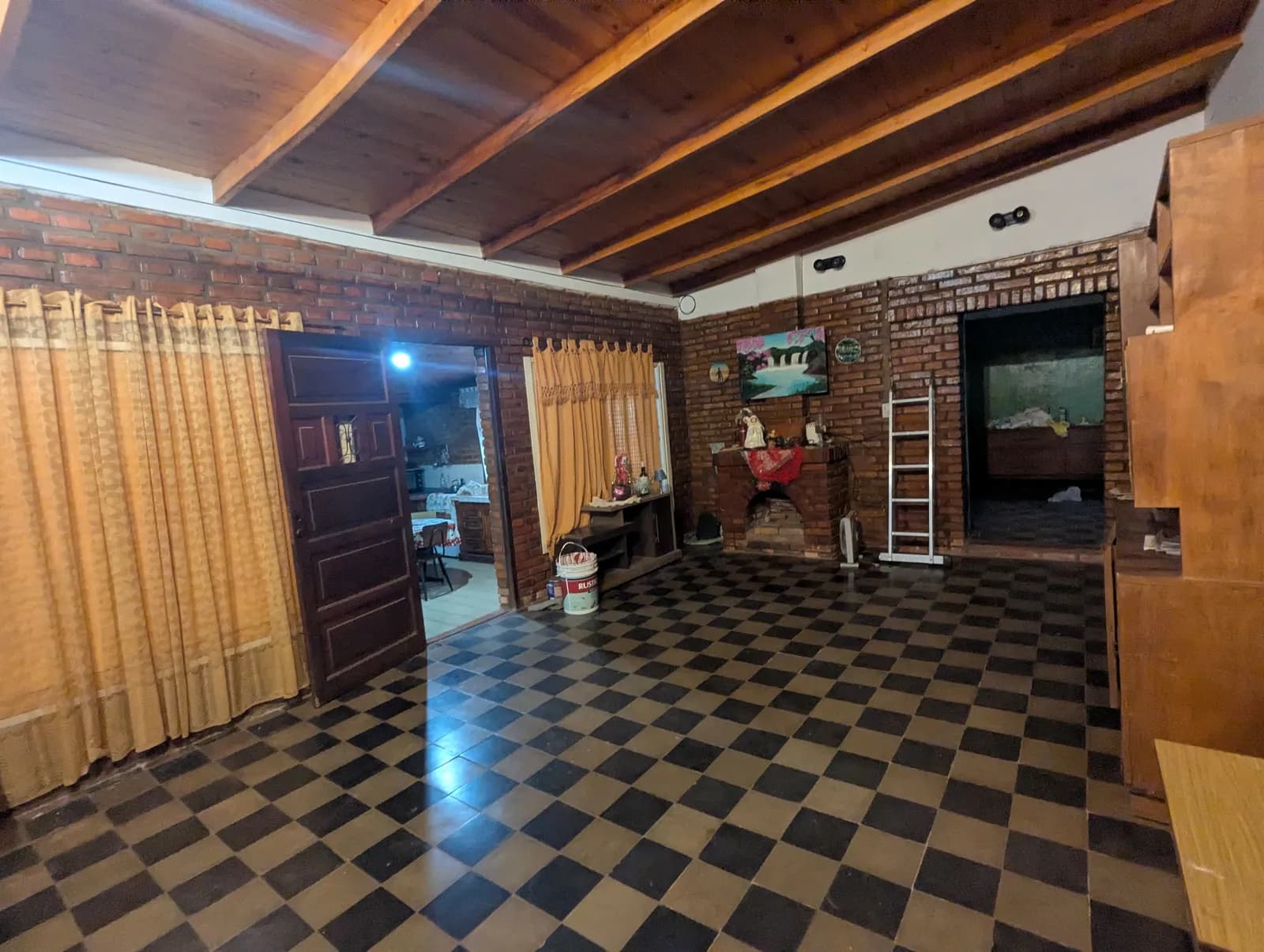 Amplio salón rústico con piso damero