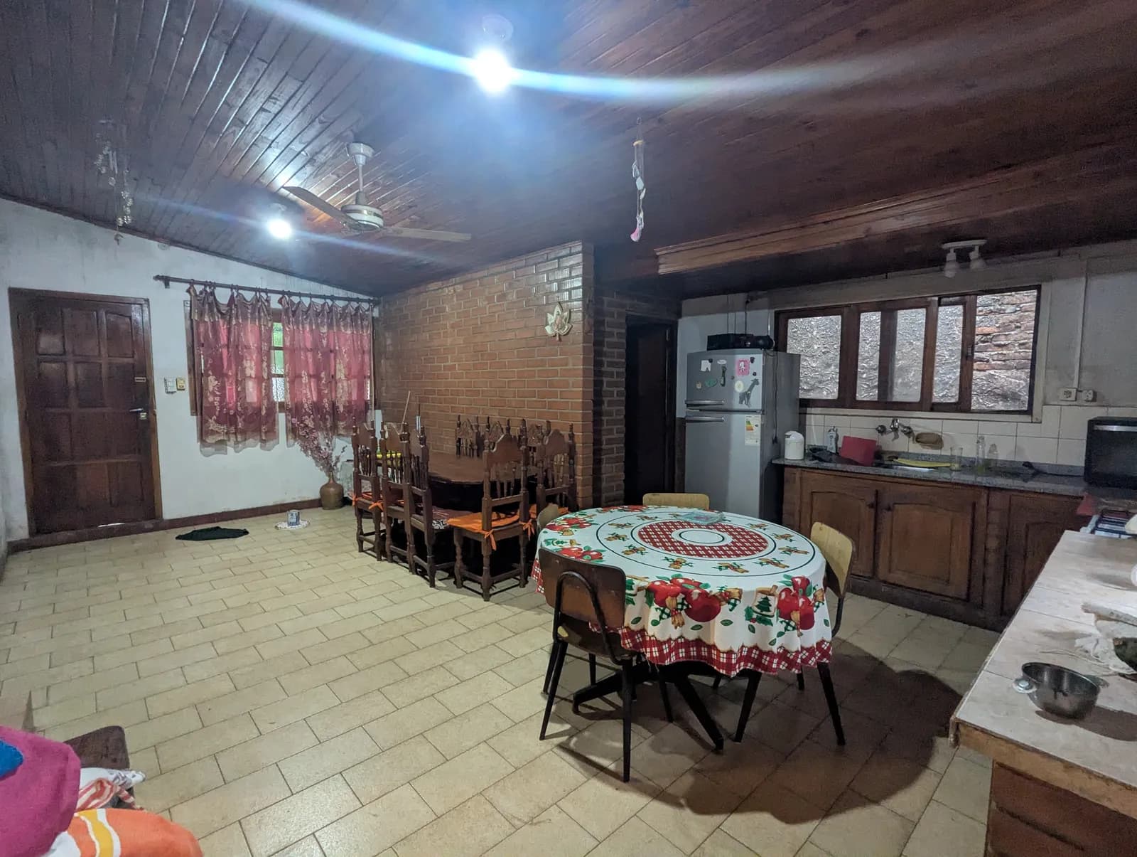 Amplia cocina comedor estilo rústico