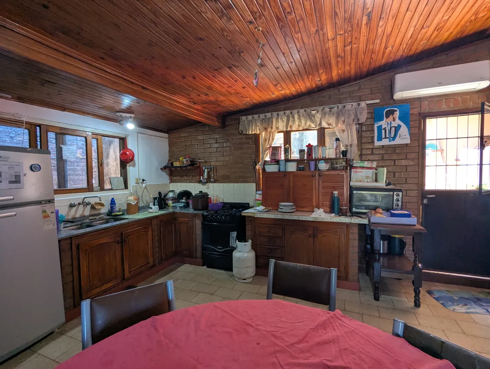 Cocina rústica con techo de madera
