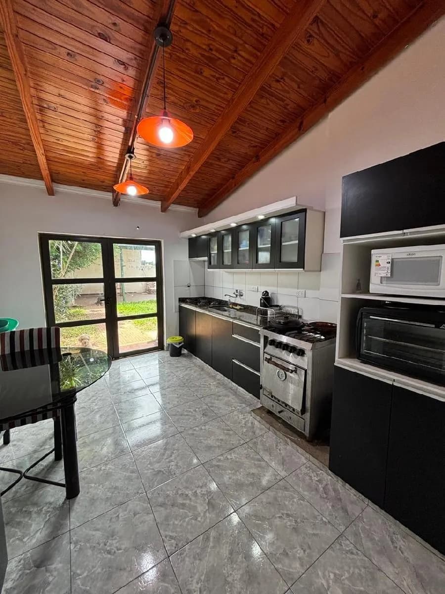Cocina moderna con techo de madera