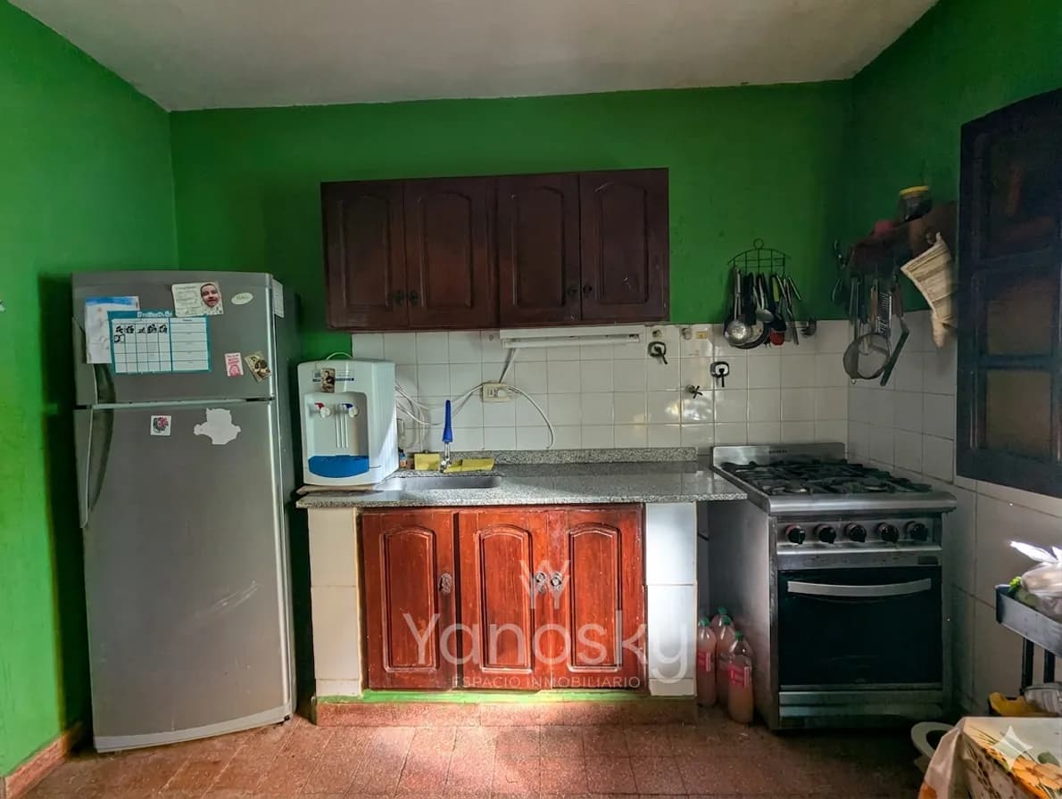 Cocina sencilla con paredes verdes