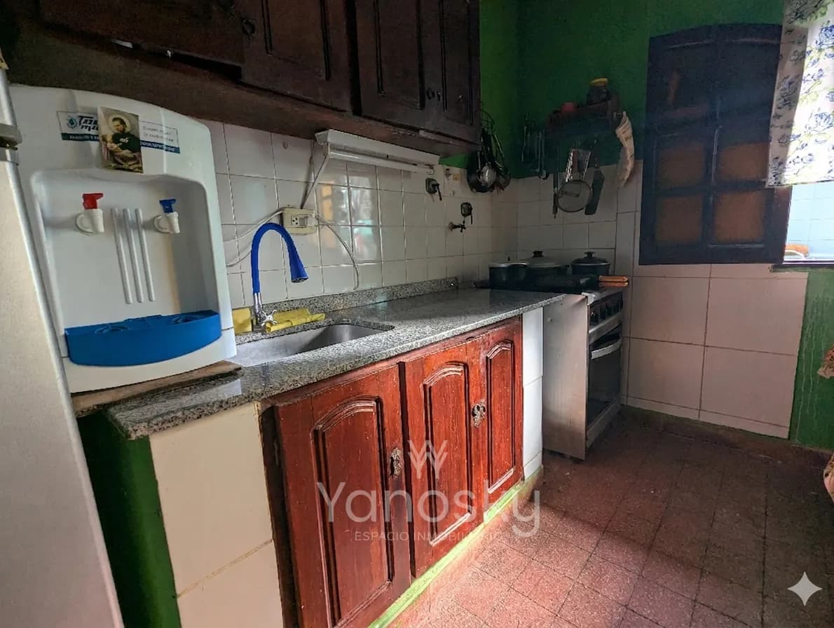 Cocina tradicional con muebles de madera