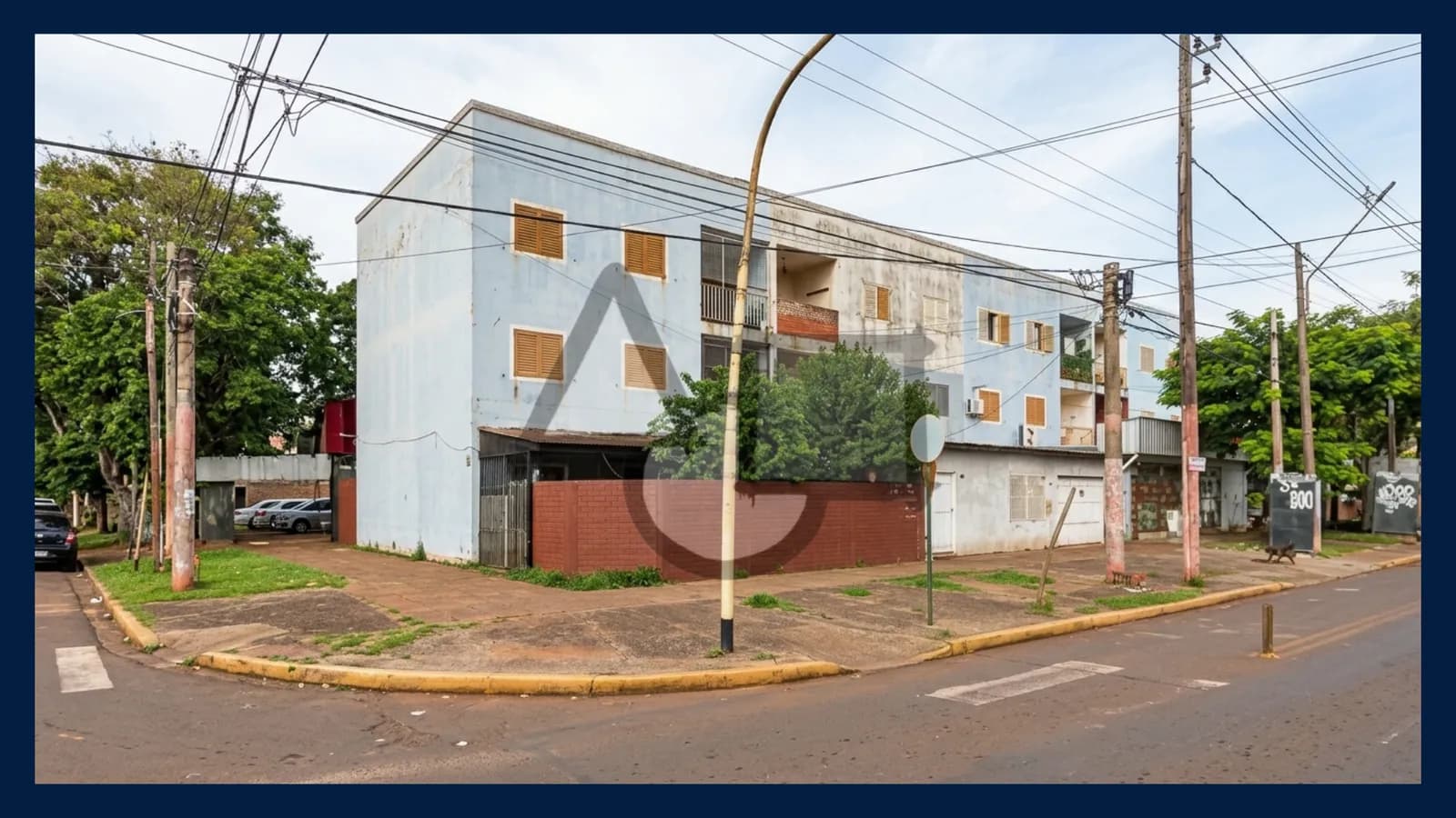 Edificio de departamentos de tres pisos