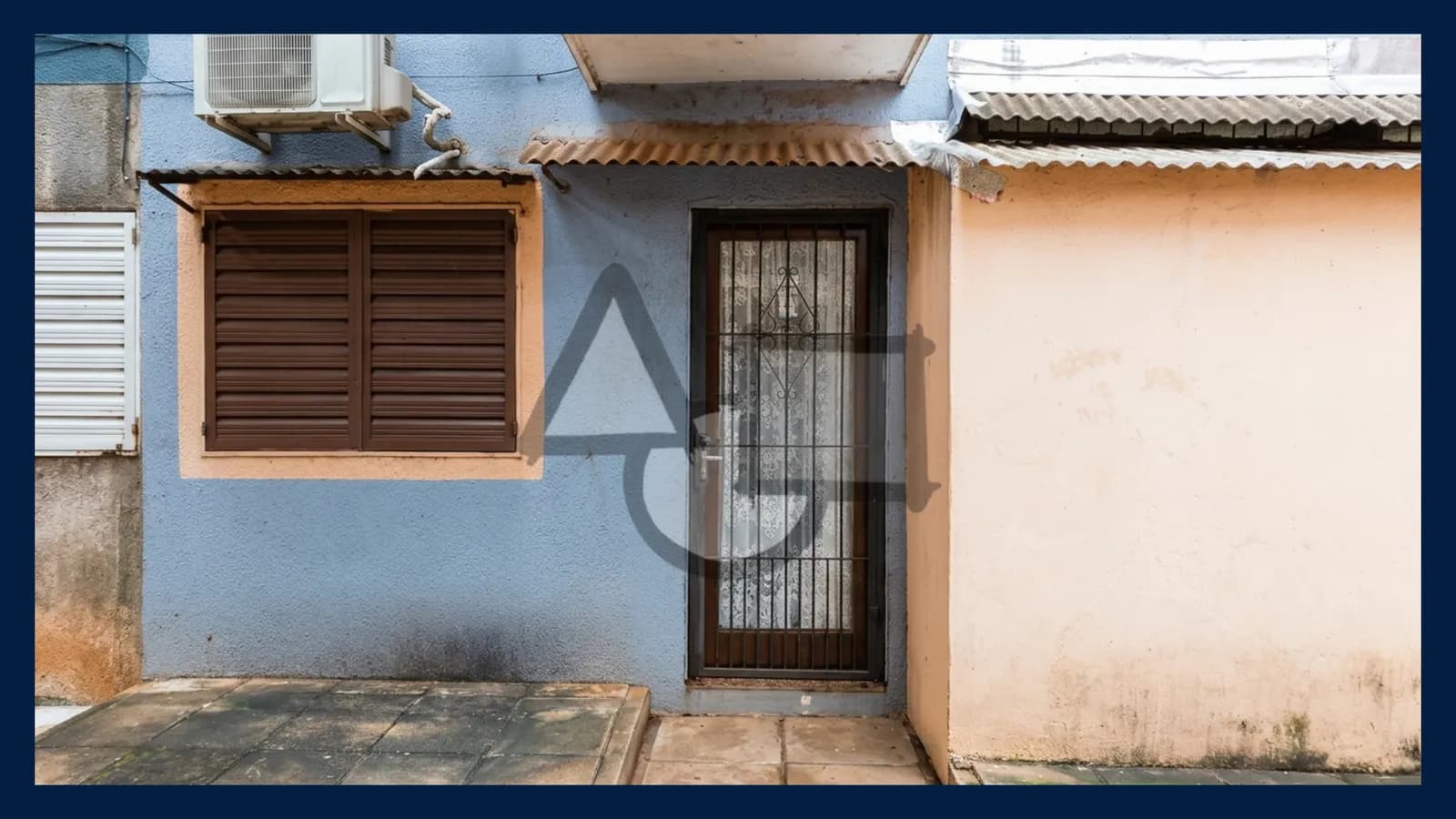 Fachada exterior de casa sencilla