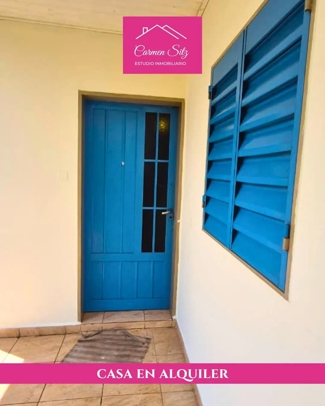 Entrada con puerta y persianas azules