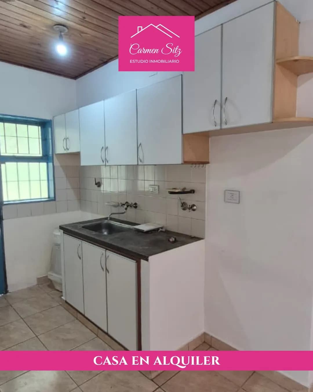 Cocina amoblada con techo de madera
