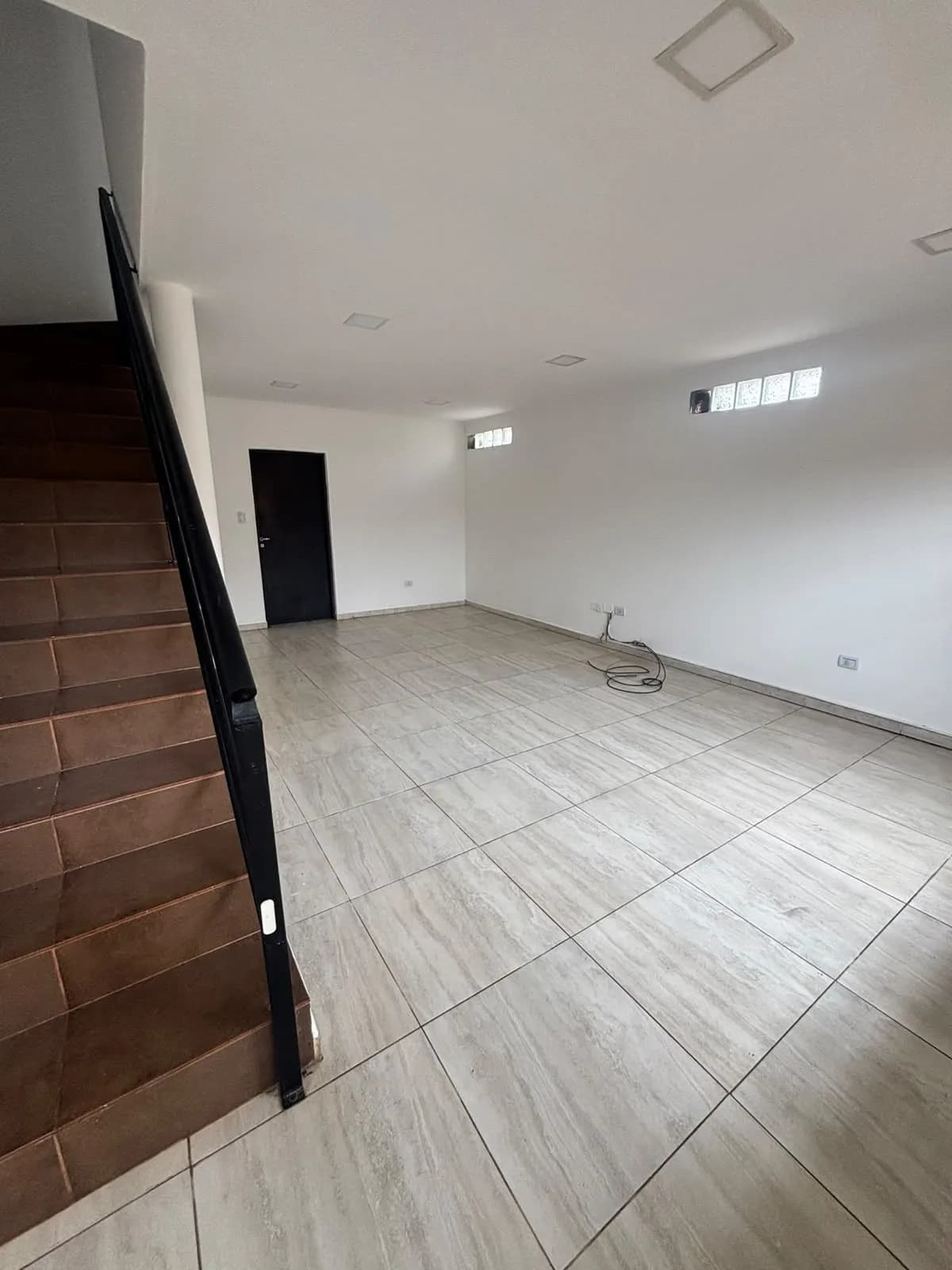 Amplio ambiente vacío con escalera