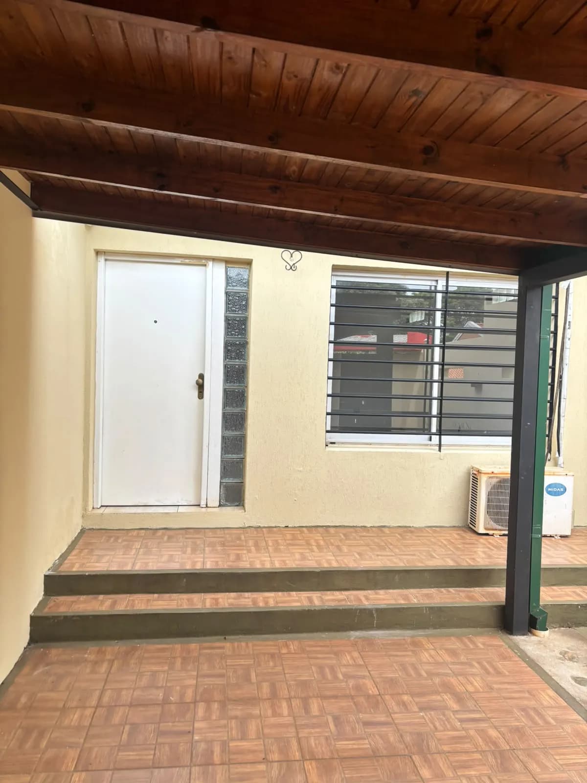 Patio exterior con techo de madera