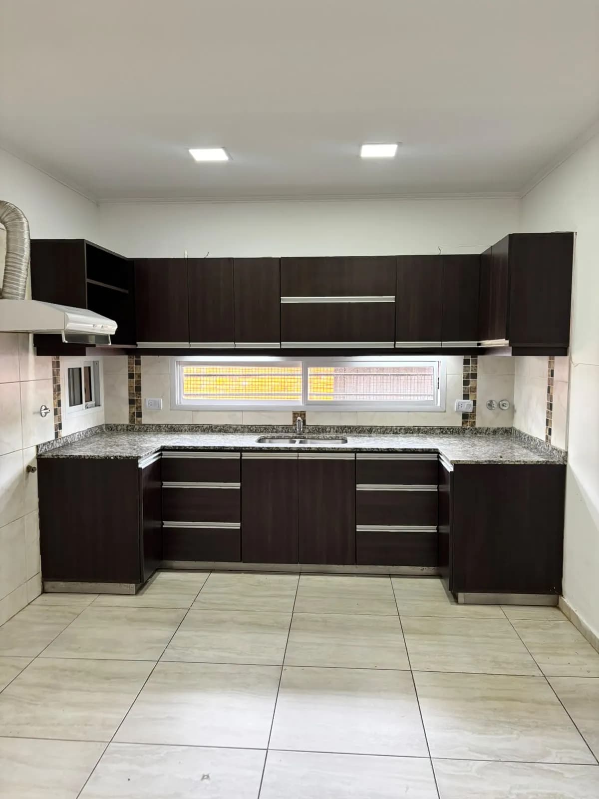 Cocina moderna con muebles oscuros