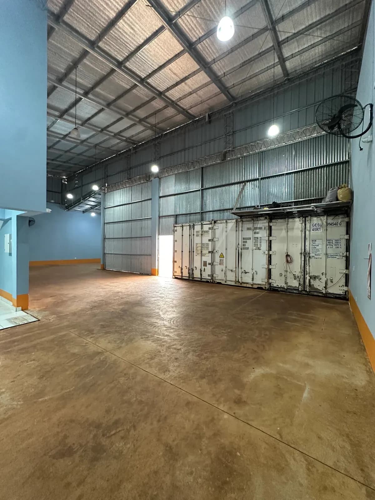 Interior de amplio galpón industrial