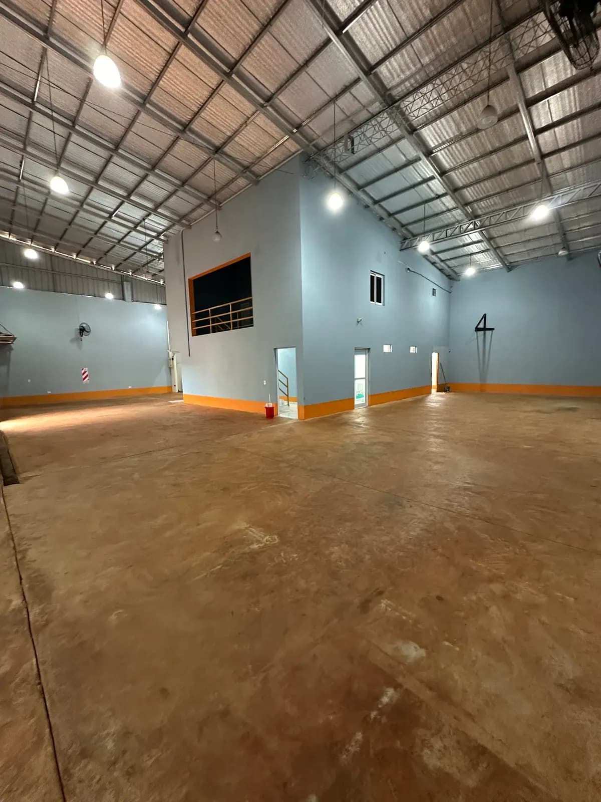 Amplio galpón industrial con oficinas