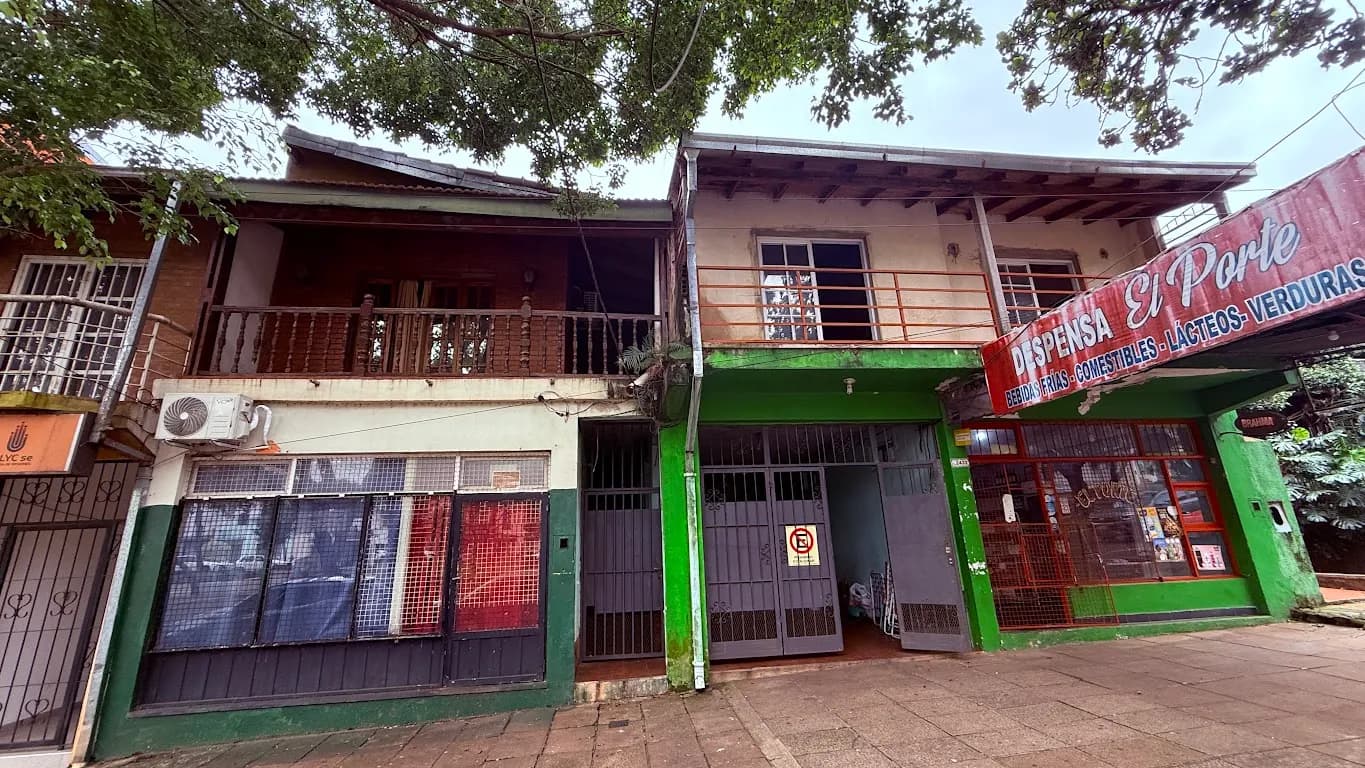 Propiedad Mixta sobre Av. Roque Pérez casi Corrientes | Terreno de 12,90 x 43,30 m con Locales y Departamentos