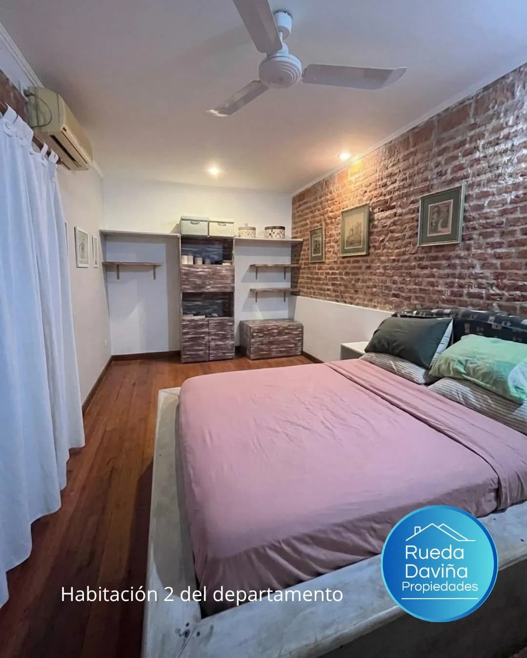 Dormitorio con pared de ladrillo visto
