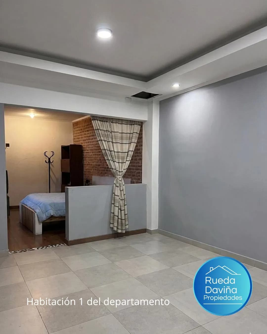 Habitación espaciosa con división parcial