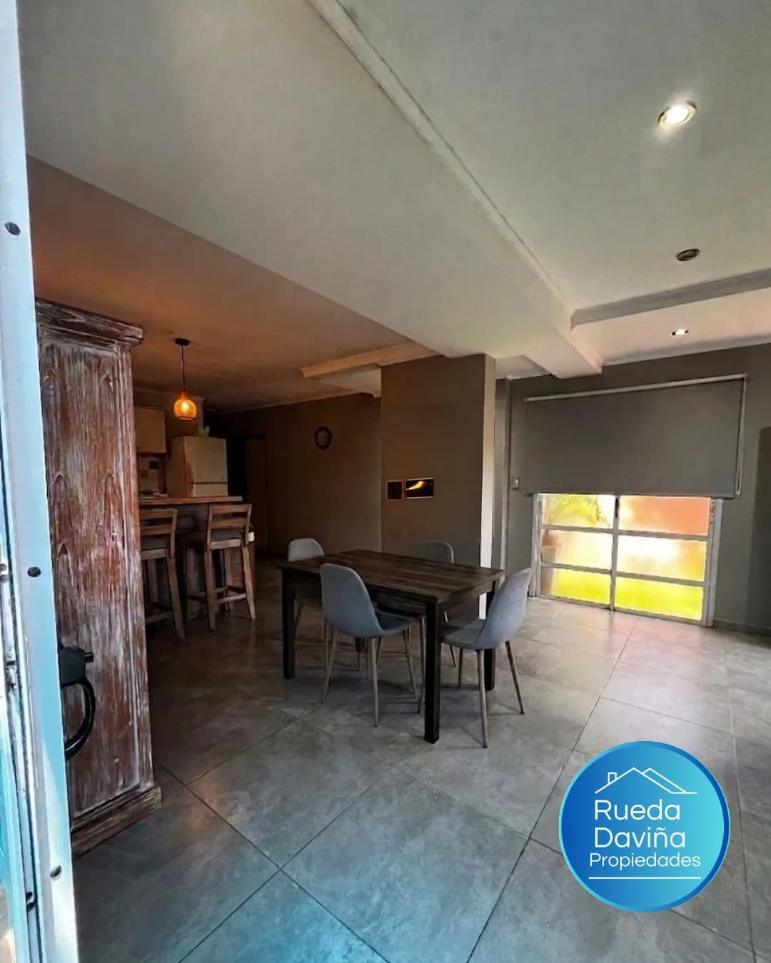 Comedor moderno con cocina integrada