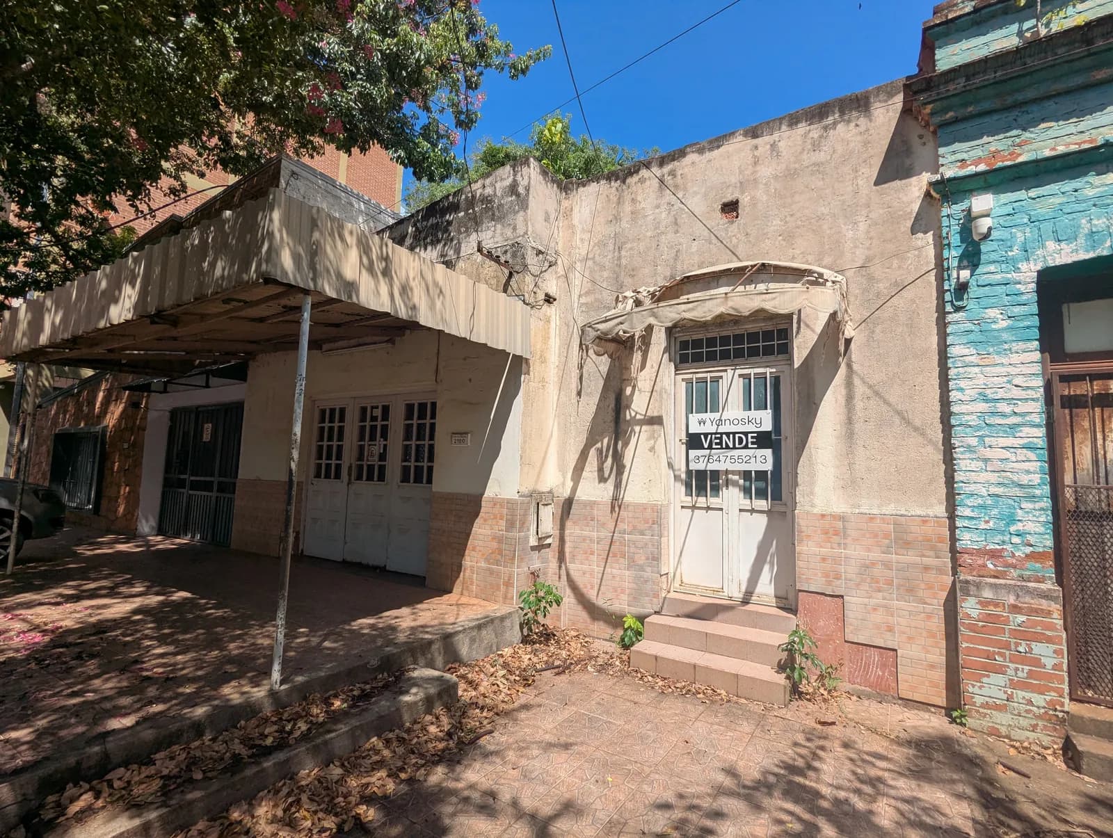 Fachada de casa antigua en venta