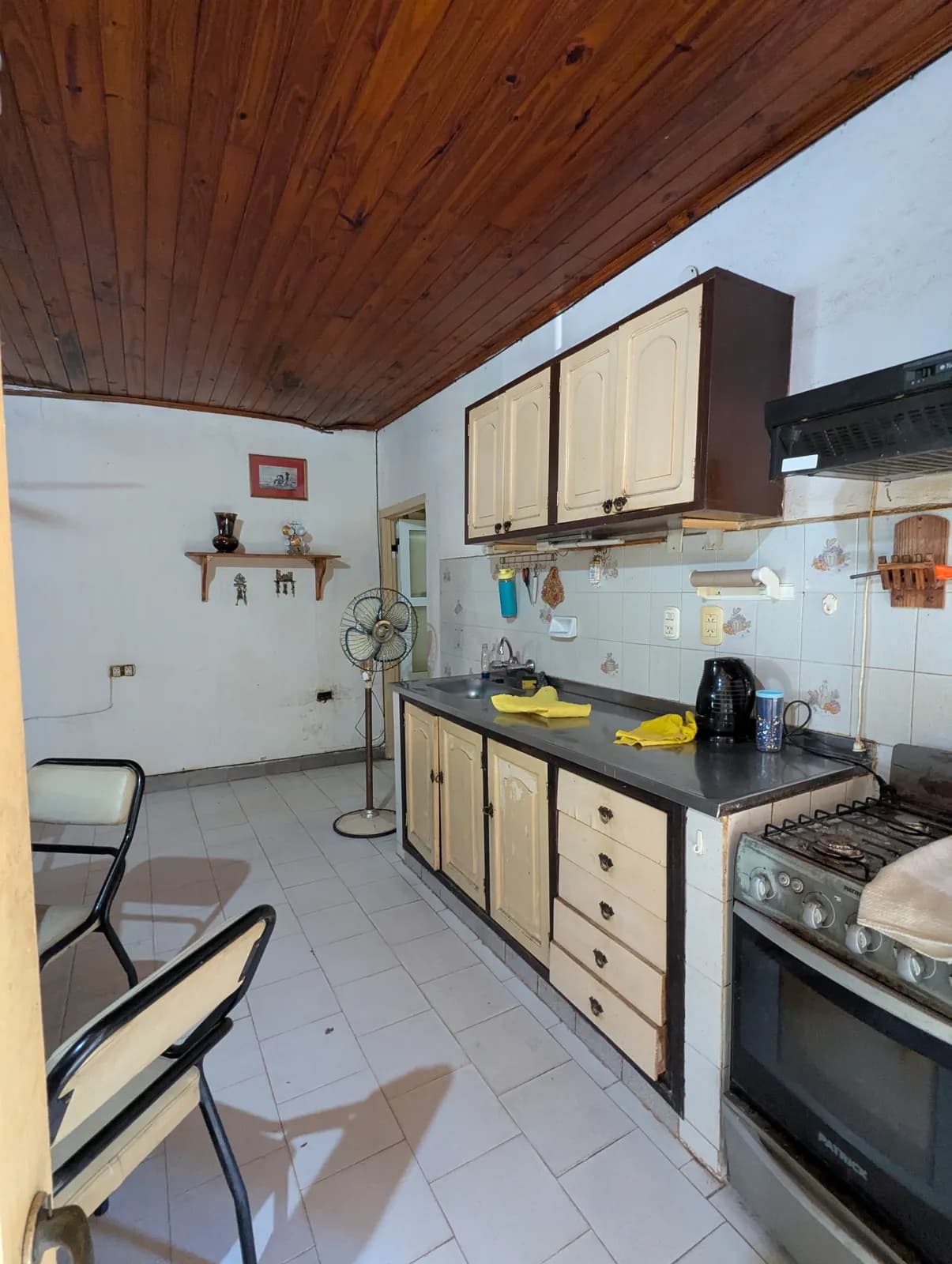 Cocina tradicional con techo de madera