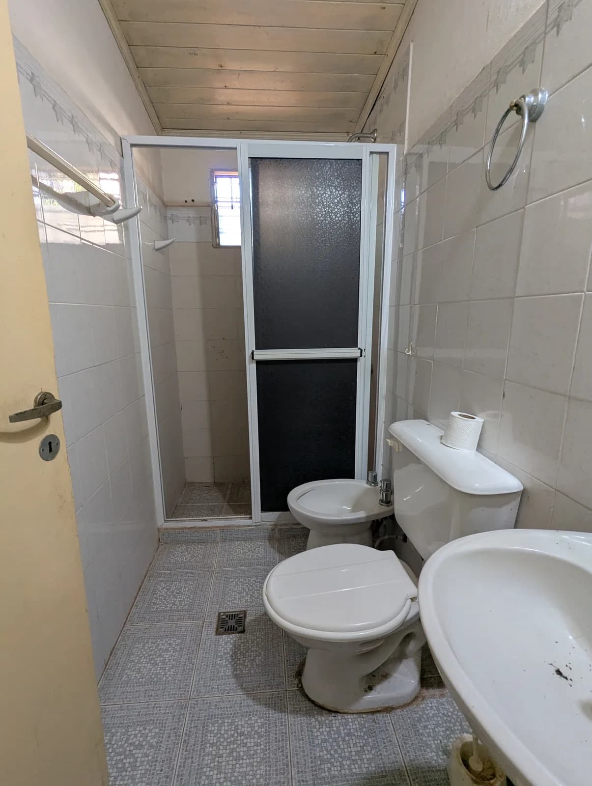 Baño completo con mampara de ducha