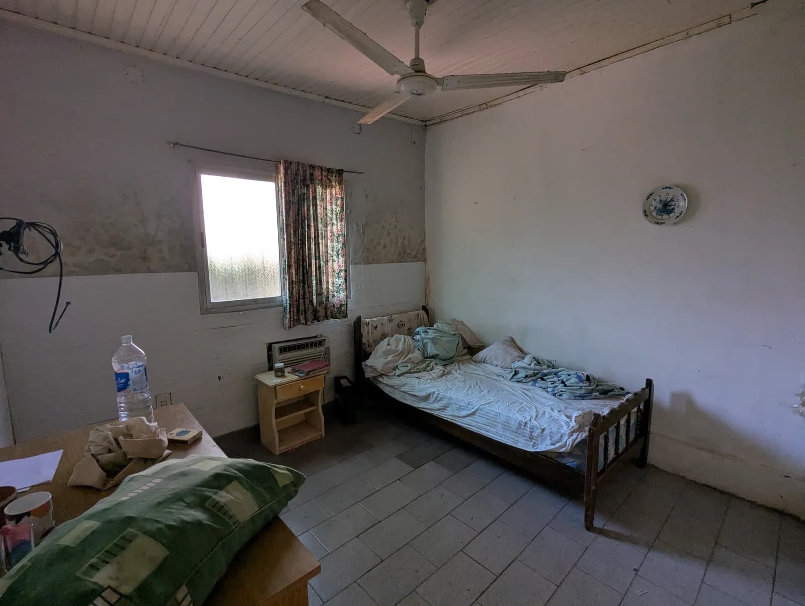 Dormitorio sencillo con cama individual