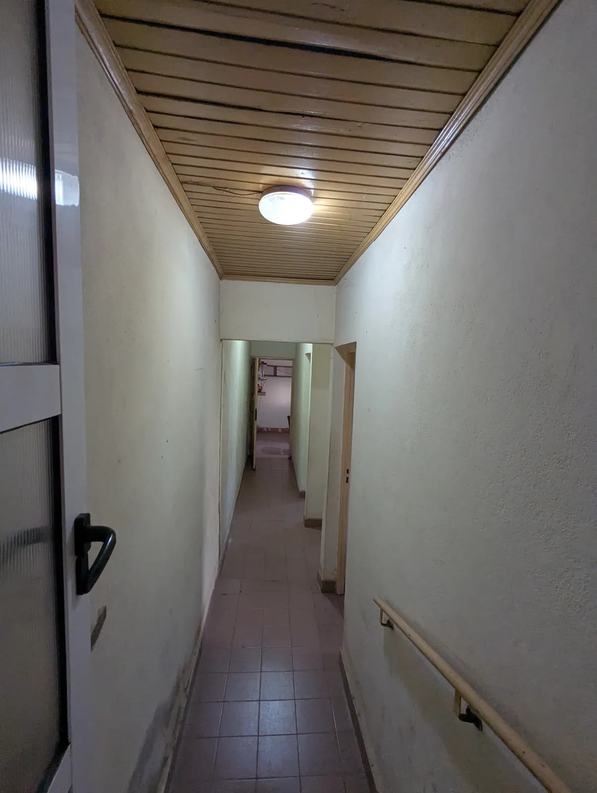 Pasillo largo con techo de madera