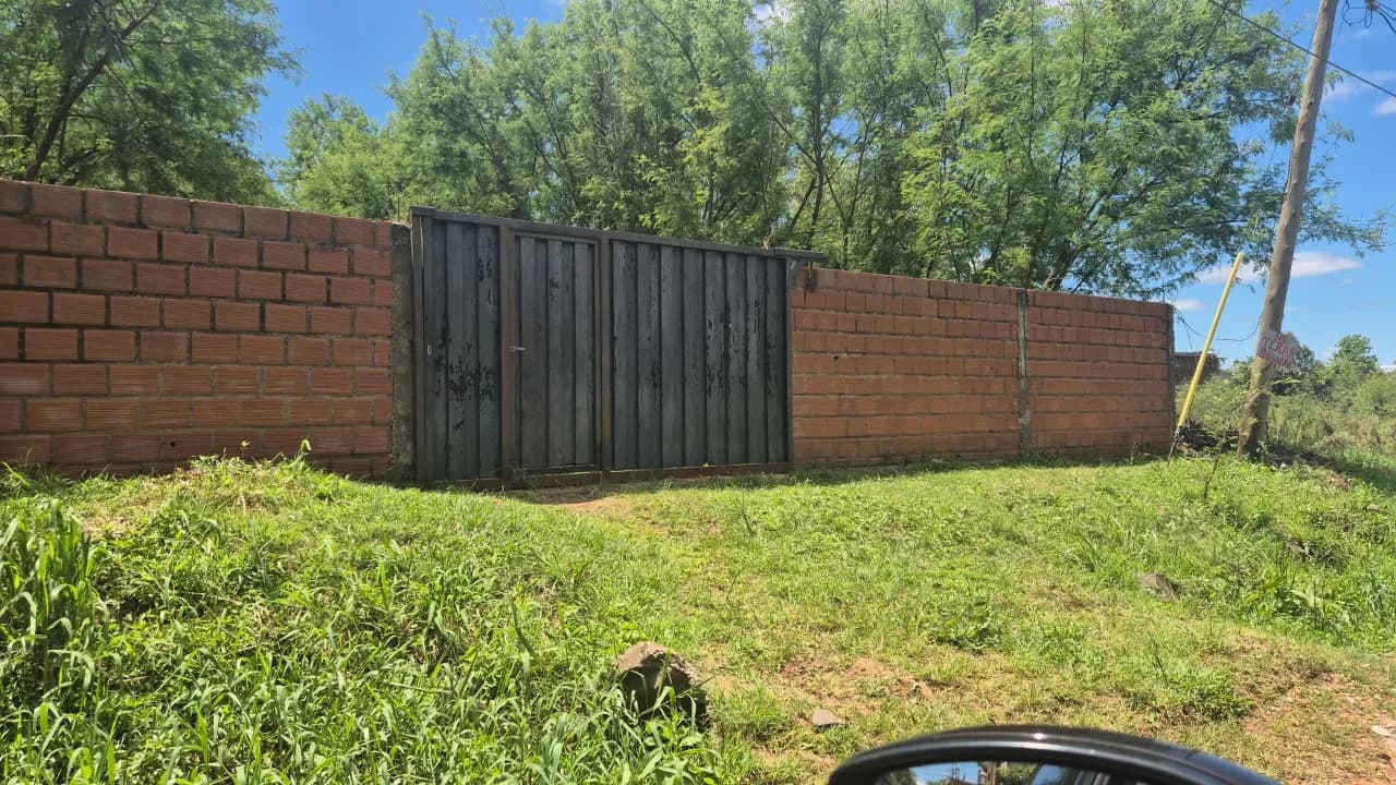 Terreno cercado con muro de ladrillos