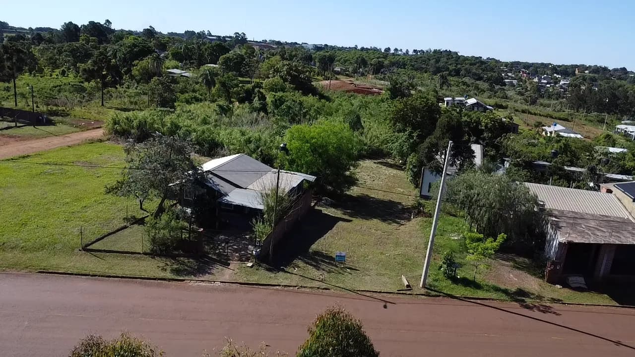 Vista aérea de casa con terreno