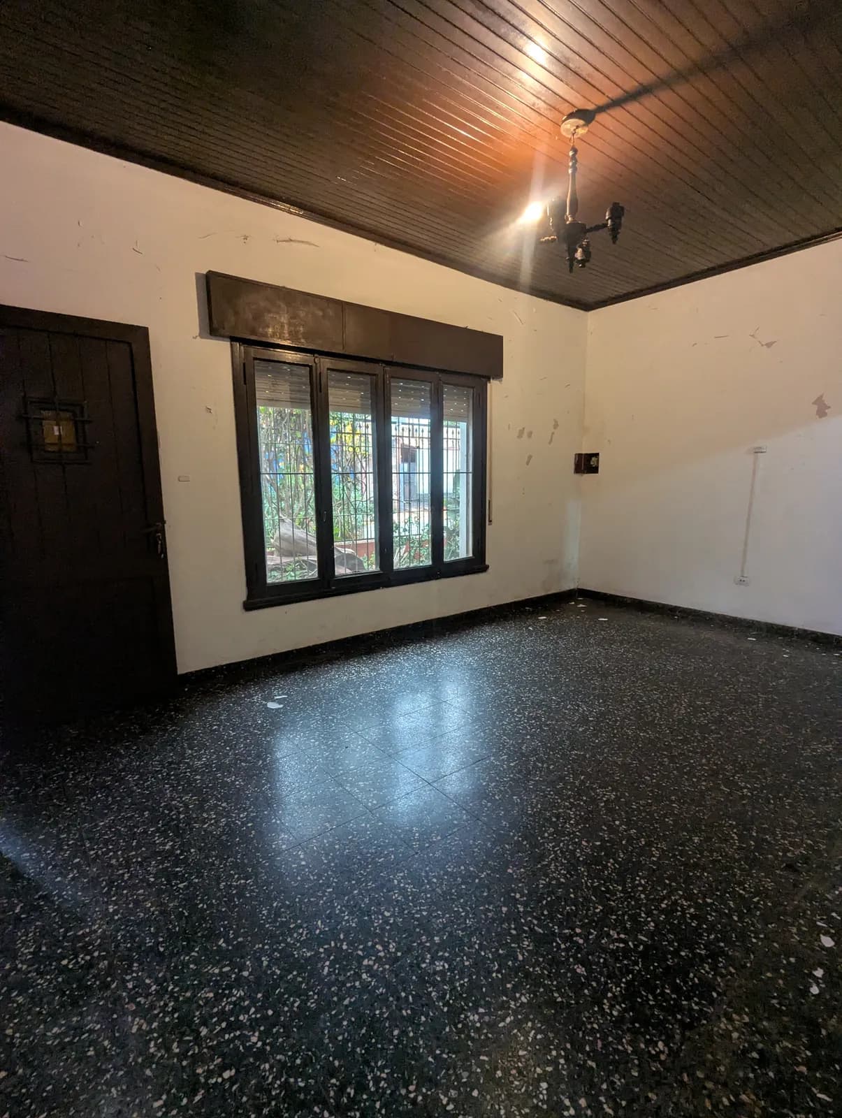 Habitación vacía con techo de madera
