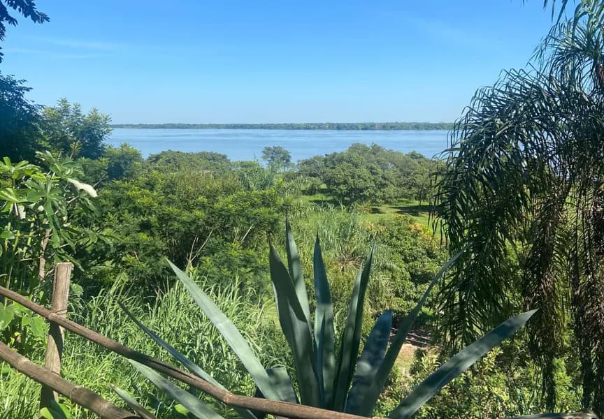Espectacular manzana sobre barranca al rio Paraná en Ituzaingó